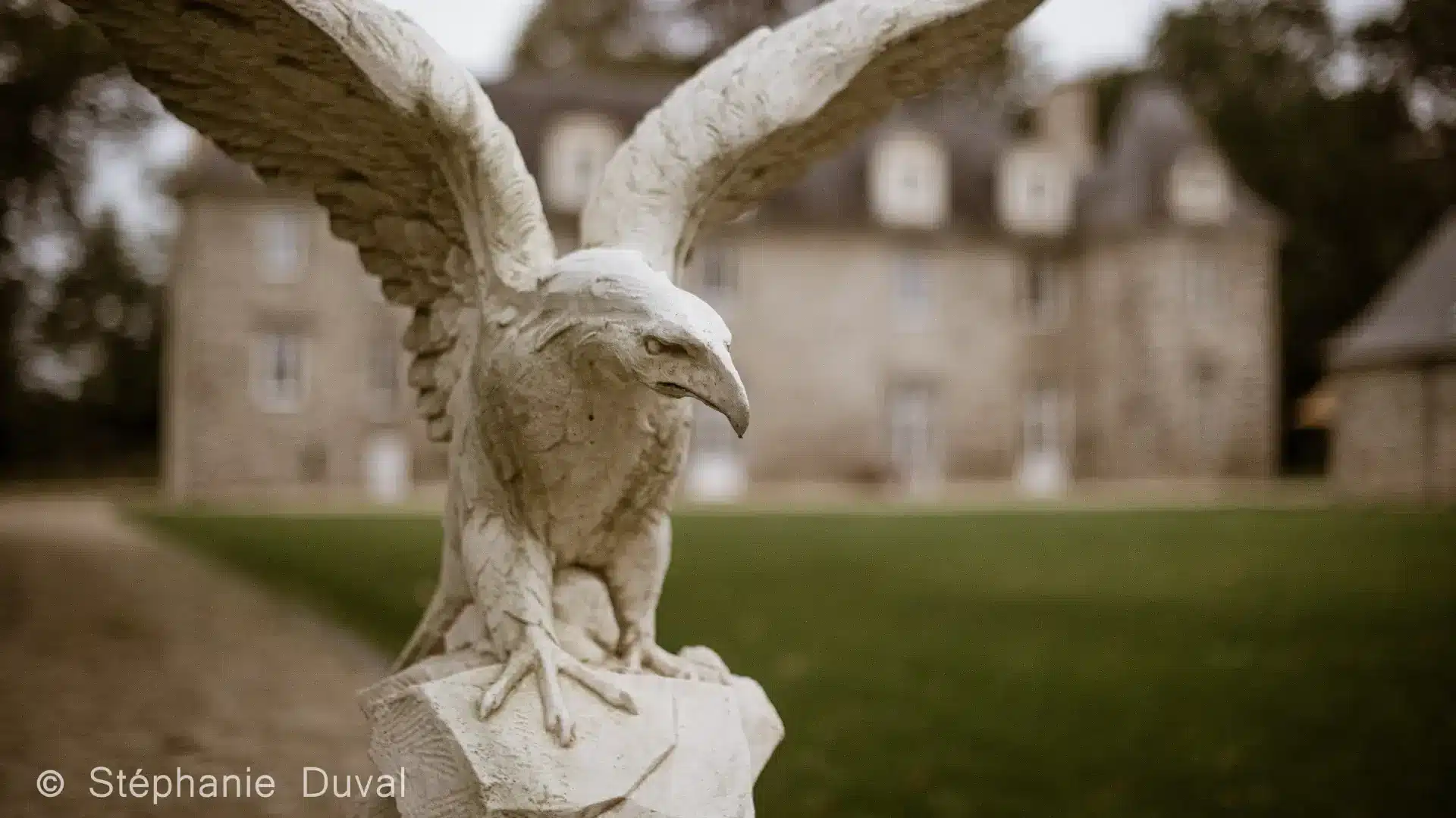 Extérieur du Château de la Beauvais, team building et séminaire d'entreprise. Sculpture d'oiseau.