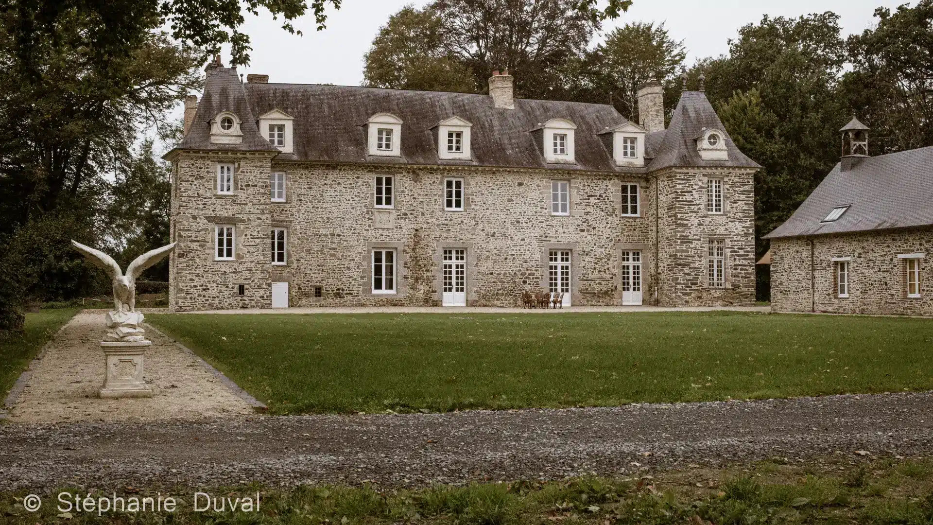 Extérieur du Château de la Beauvais vue sur le jardin et une des fçade du château, team building et séminaire d'entreprise.